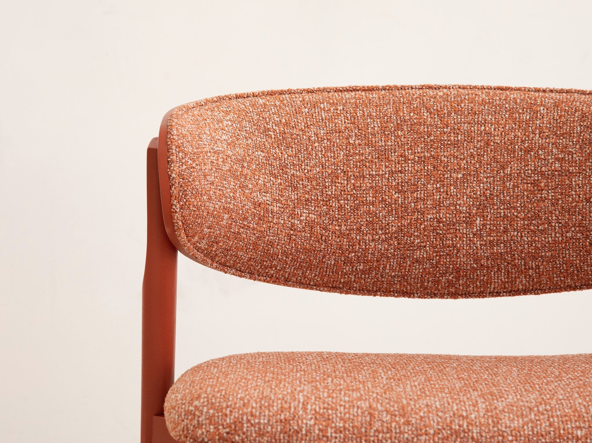 Remoli lounge stolica — bouclé / drvo