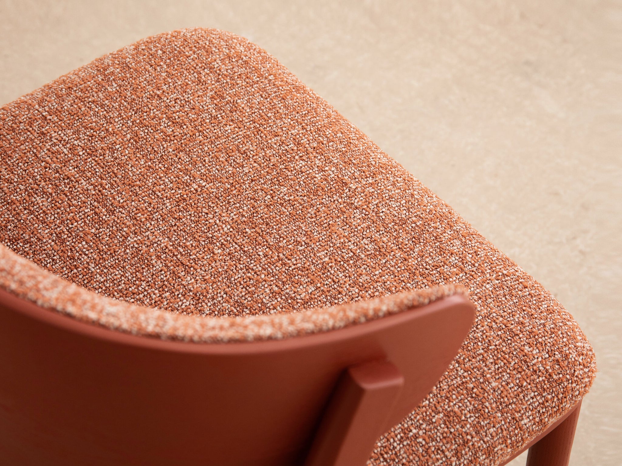 Remoli lounge stolica — bouclé / drvo