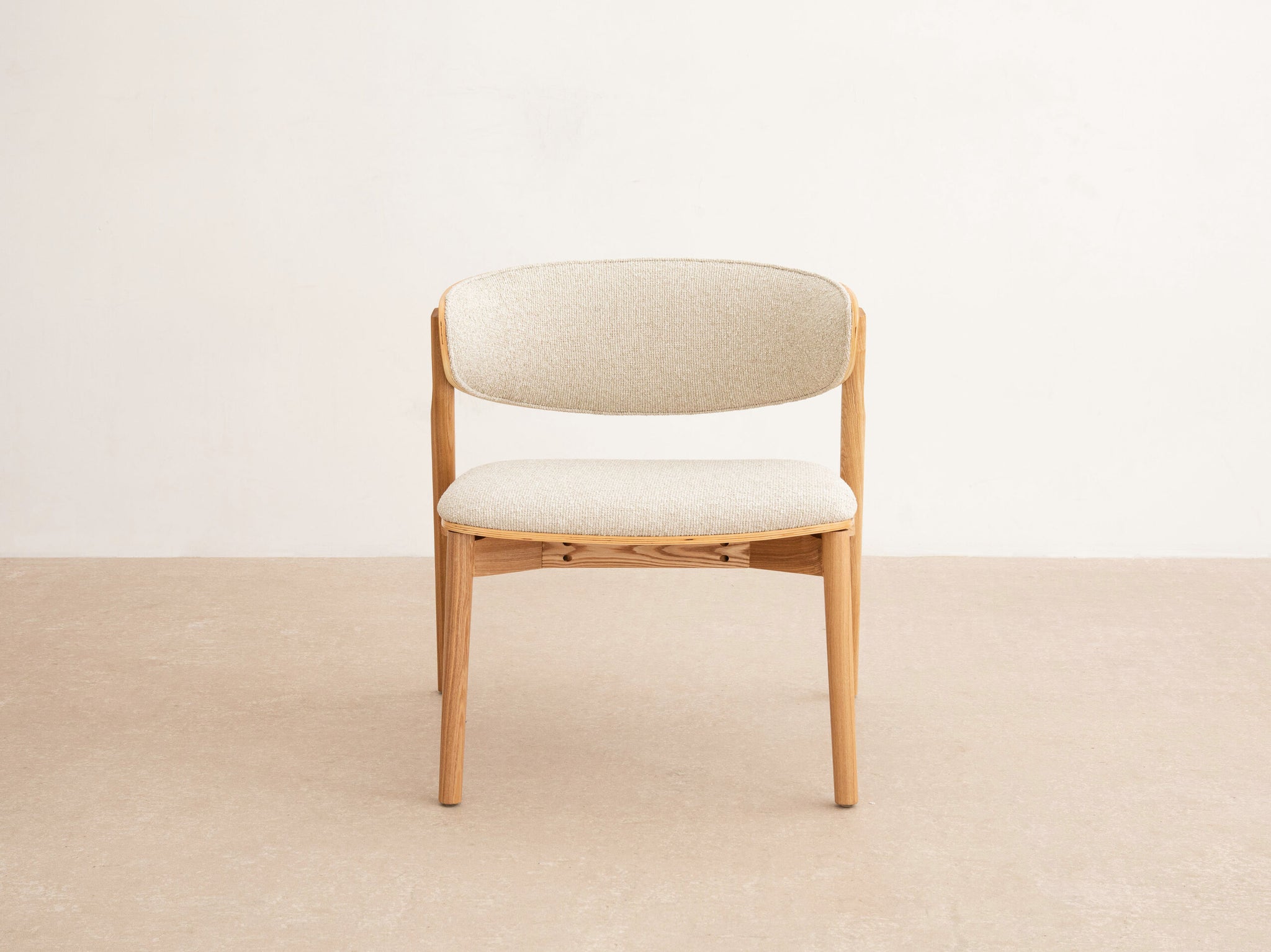 Remoli lounge stolica — bouclé / drvo
