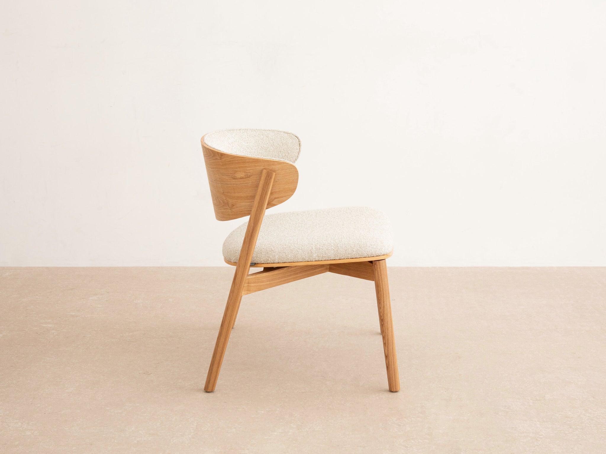 Remoli lounge stolica — bouclé / drvo