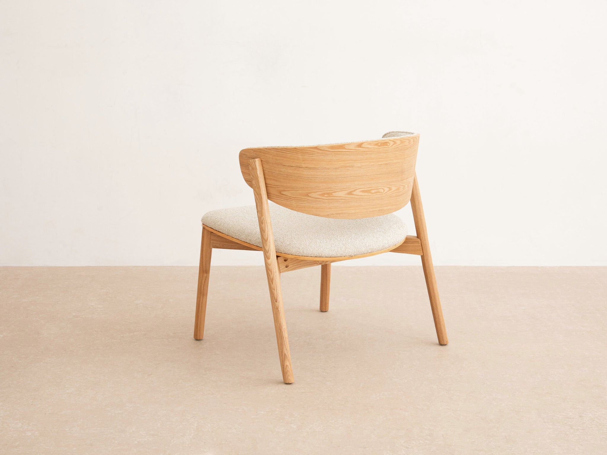 Remoli lounge stolica — bouclé / drvo