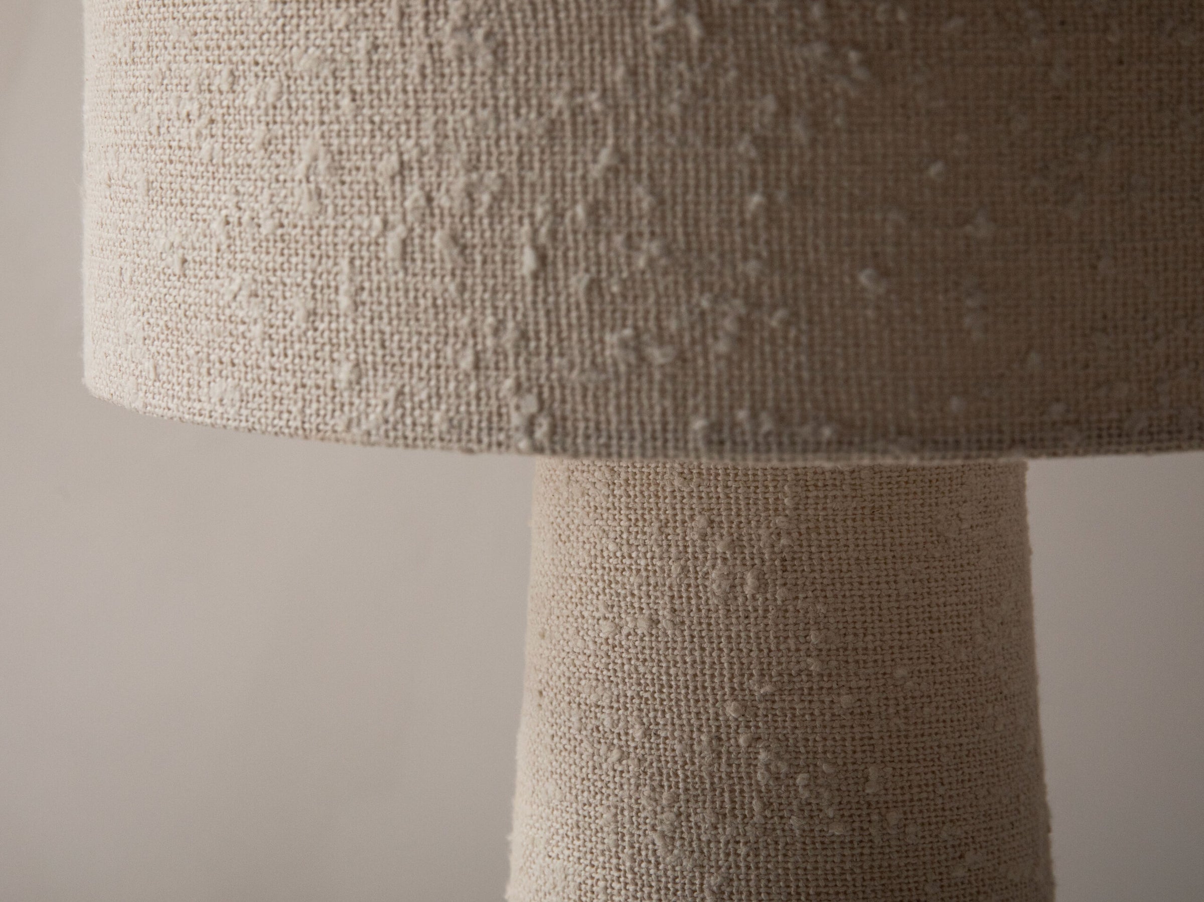 Micadoni Delia podna lampa — detalj tkanine