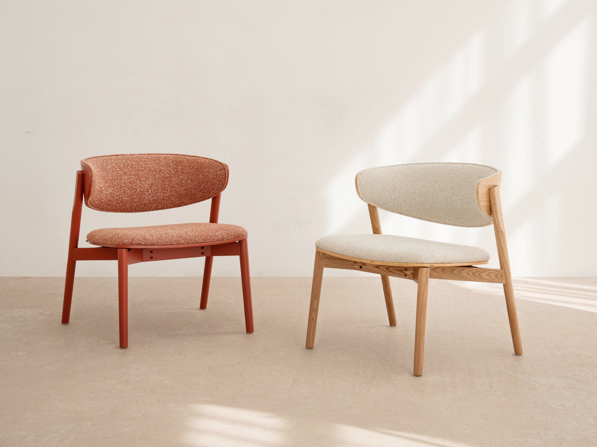 Remoli lounge stolica — bouclé / drvo