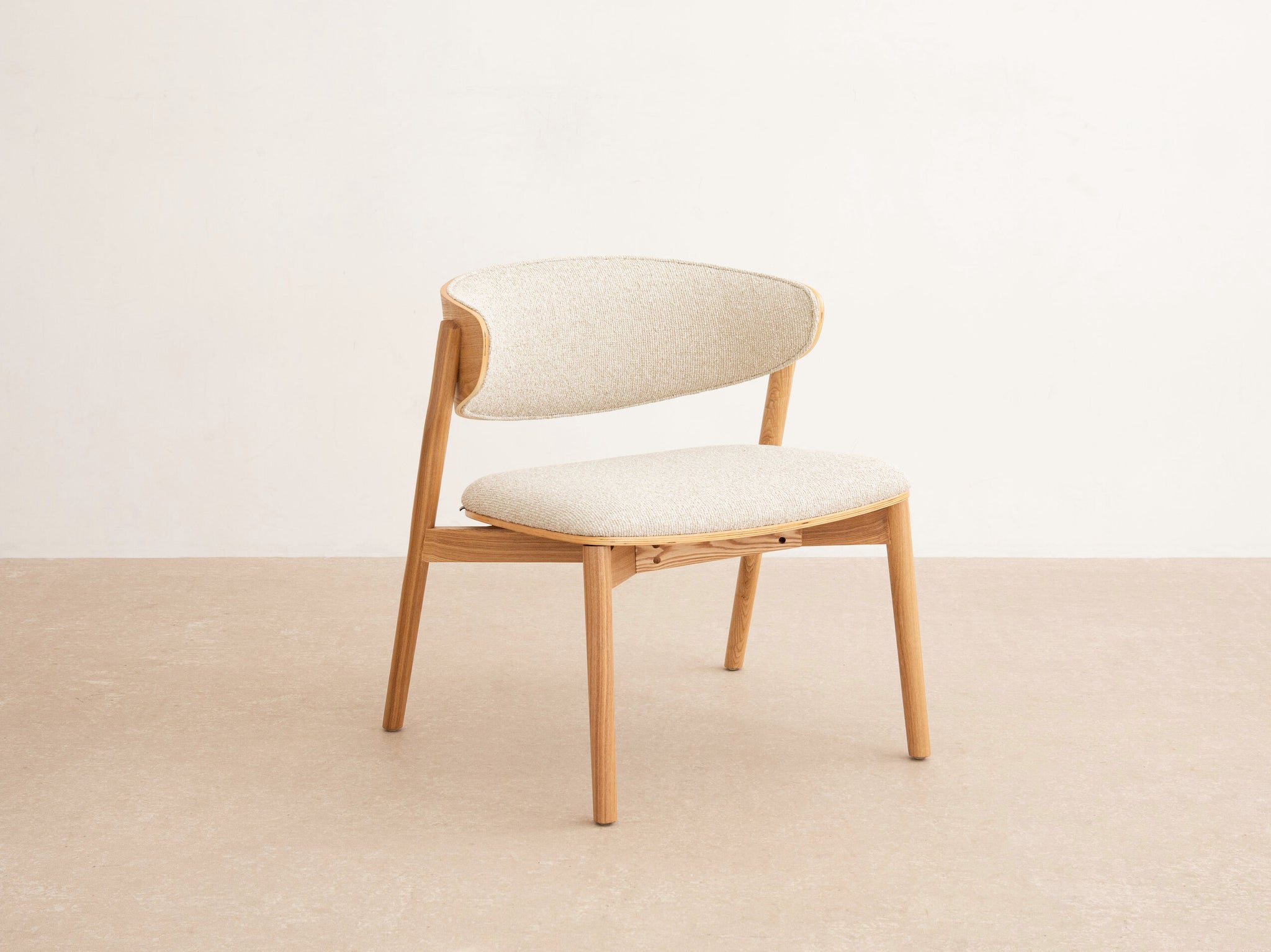 Remoli lounge stolica — bouclé / drvo